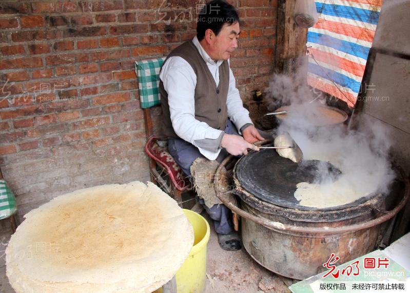 山东煎饼卷大葱蘸大酱