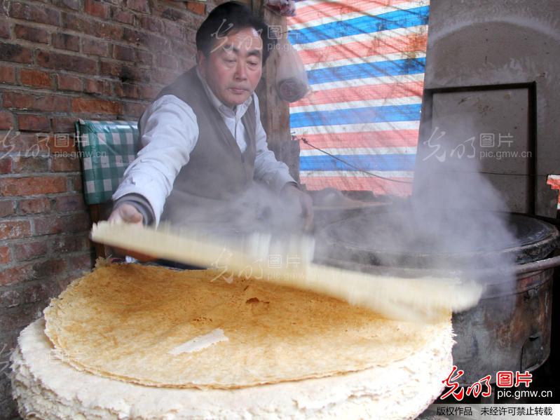 山东煎饼卷大葱蘸大酱_上传分享_+光明图片分