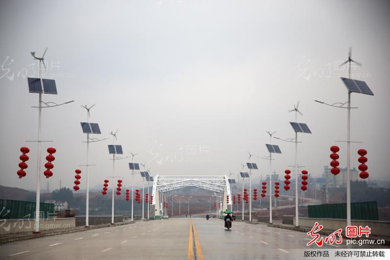 湖南娄底:发生垮塌事故的三大桥建成通车