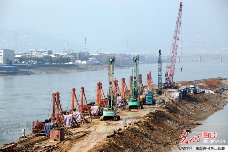 富春江船闸200多人舍弃家人团聚奋战在工地_