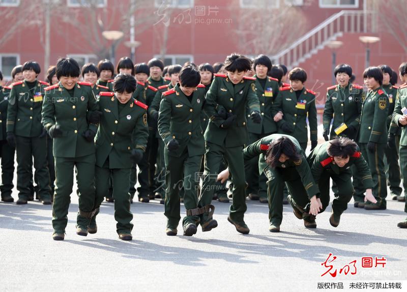 <em>麻辣女兵</em>闹新春_新闻--军事_ 光明图片