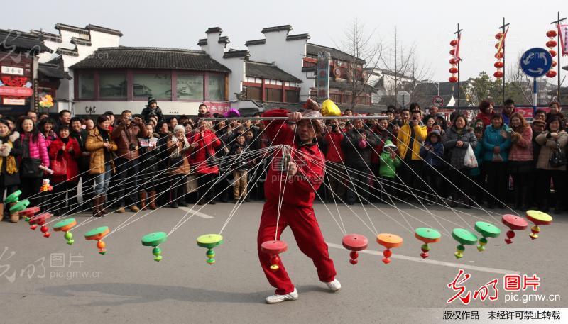 莫聚福在南京夫子庙景区表演空竹开屏。_李