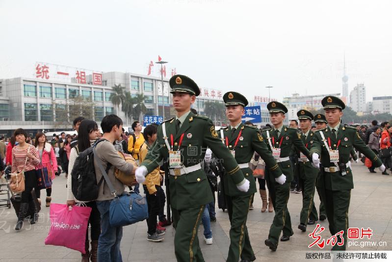 千名武警官兵进驻广州火车站安保节后春运秩序