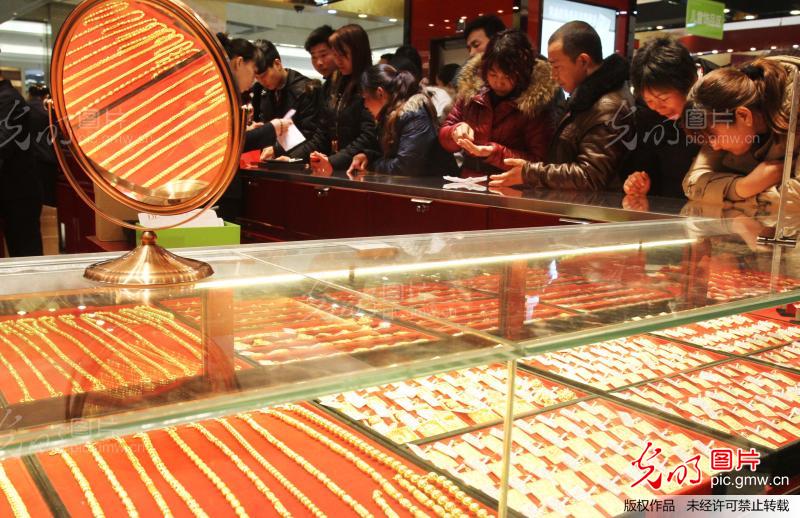 市民在许昌黄金饰品店抢购蛇年特色黄金手饰