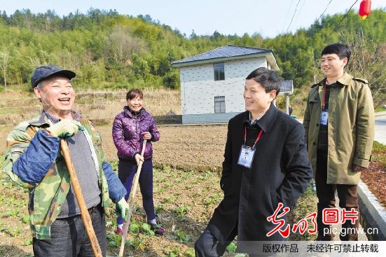 浙江省桐庐乡镇干部有了<em>新</em><em>身份证</em>_何小华_ 