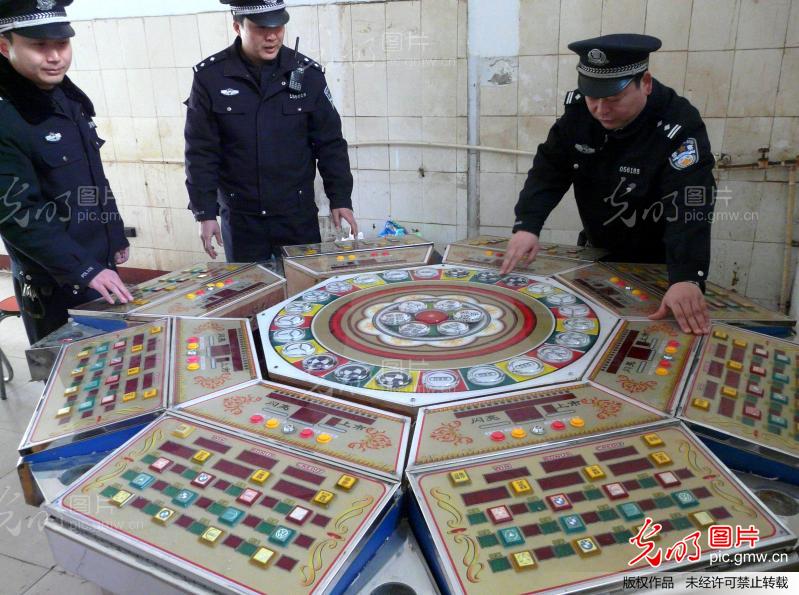 河南许昌:收缴带赌博功能的游戏机 整顿不良风