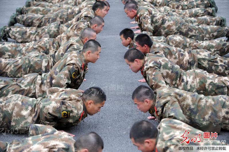 安徽亳州:消防新兵训练忙_新闻