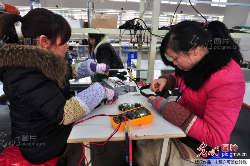 贵州山区农民家门口就业创业增收_陈晓岚