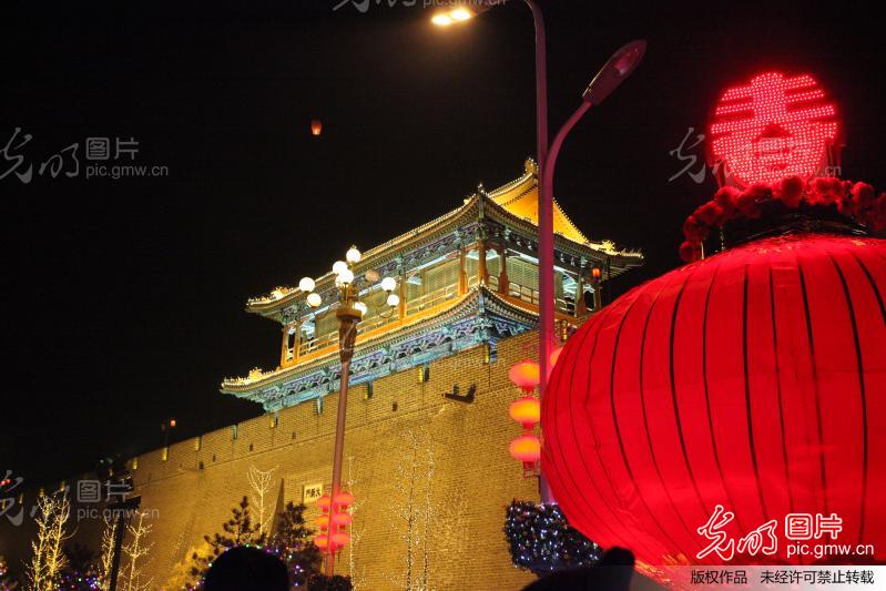 河北宣化:元宵古城流光溢彩