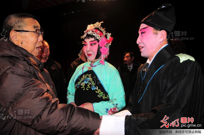 山东聊城:京剧唱给劳模听_新闻