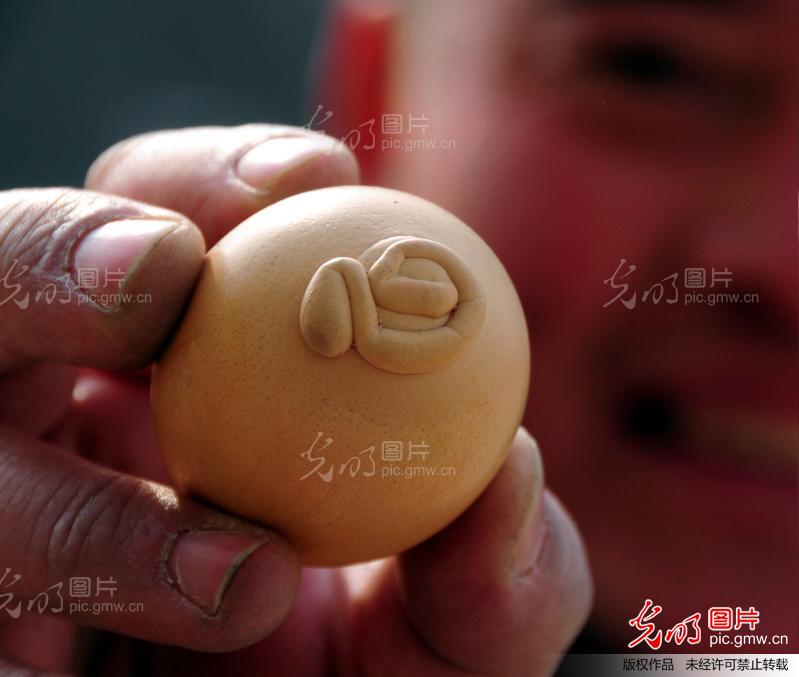 山东郯城:农家母鸡产下蛇蛋_新闻