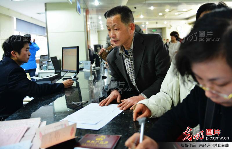 市民抢搭楼市1%个税末班车