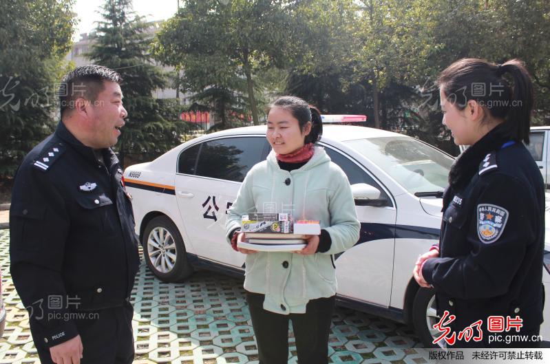 安徽六安:新学期开学车管所民警为春蕾女童送