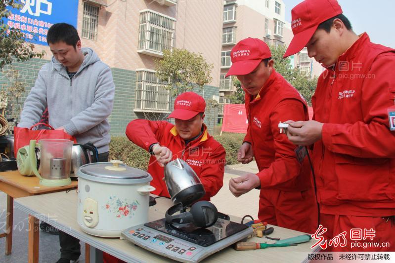 河南<em>温县</em>:学雷锋电力便民服务进社区_新闻--社