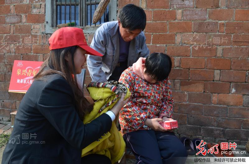 父亲3年寸步不离癫痫病女 送女儿跨进校门成人