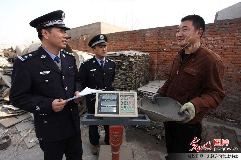 河南<em>长葛</em>:民警走访商户 宣传两会精神_孙文刚