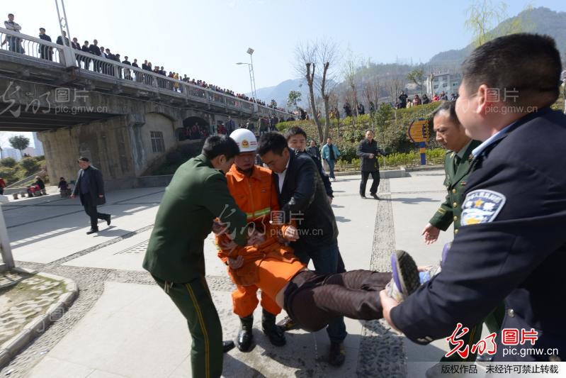 警民合力勇救<em>轻生女子</em>_陈泉霖_ 光明图片