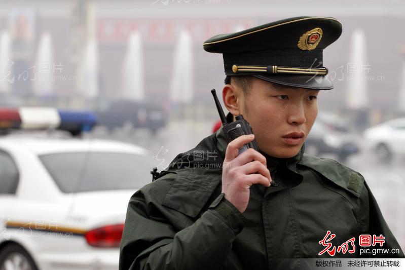 2013两会:天安门武警、公安雨中戒严保平安_