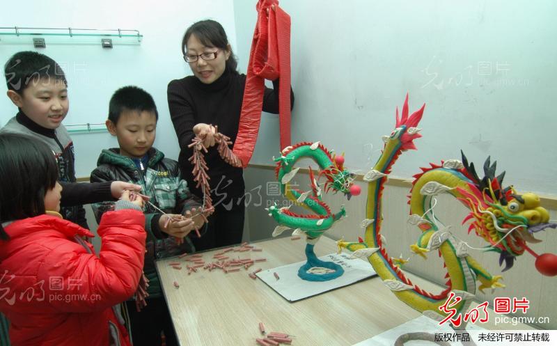发放鞭炮迎二月二龙抬头_新闻