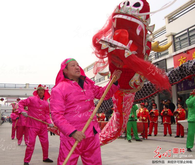 河南濮阳:舞龙庆祝二月二_新闻