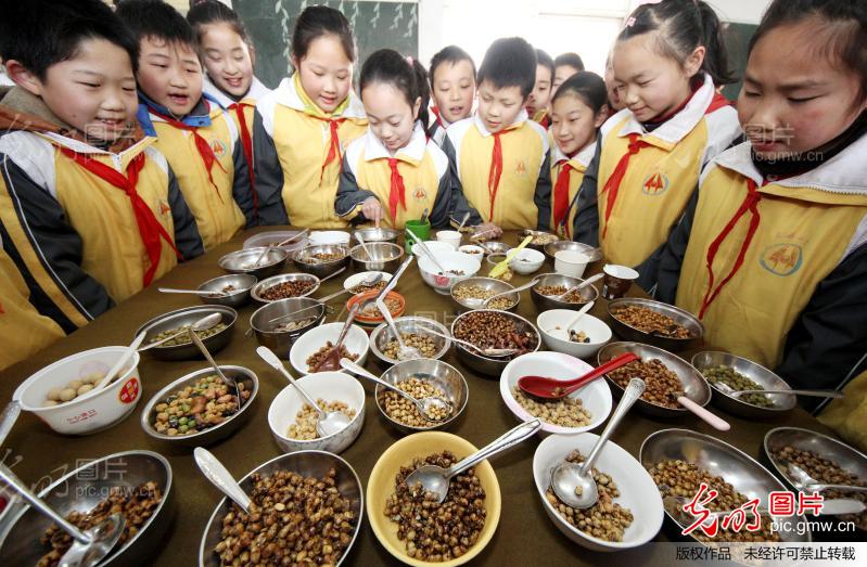 山东枣庄:小学生二月二赛'<em>糖豆</em>'_吉喆_ 光明图