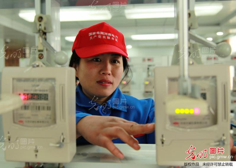 河南内乡:义务为用户校表 保护电力用户的合法