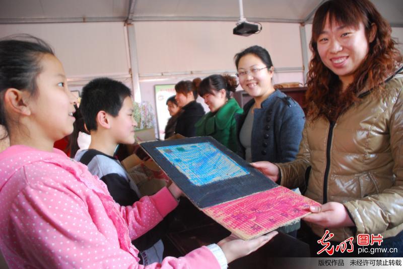 青州小学生:手工艺品赠老师低碳礼物别样情_高