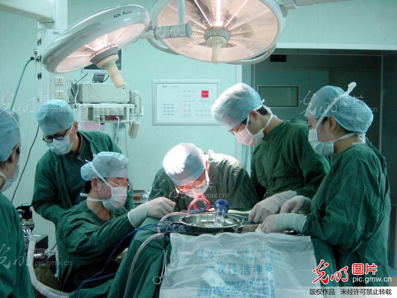 人妖<em>手术</em>:<em>女性</em>带环手术过程图:<em>女性割礼手术</em>后