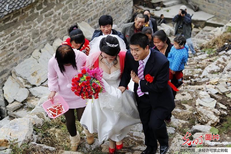 山沟人娶了位城里漂亮媳妇