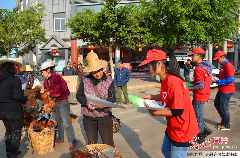 云南永平:青年志愿者在为群众发放宣传抗震减