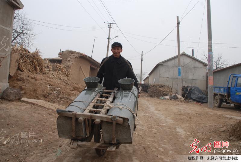 今年69岁的郭宝发是山东无棣碣石山镇大山中