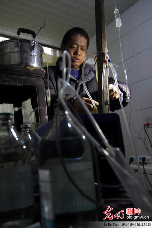 江苏海安:尿毒症男子自制血透机自助透析13年