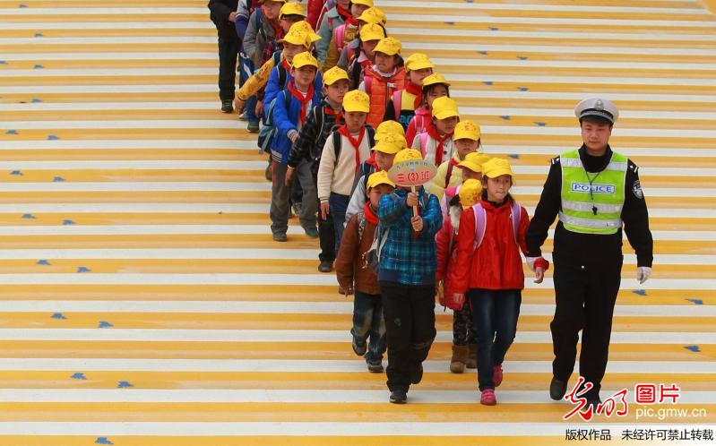 江西九江:启动全省首条爱心斑马线_新闻