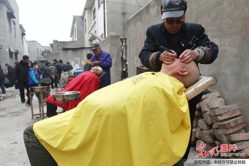 河南许昌:传统古会上的老式<em>剃头理发</em>生意红火