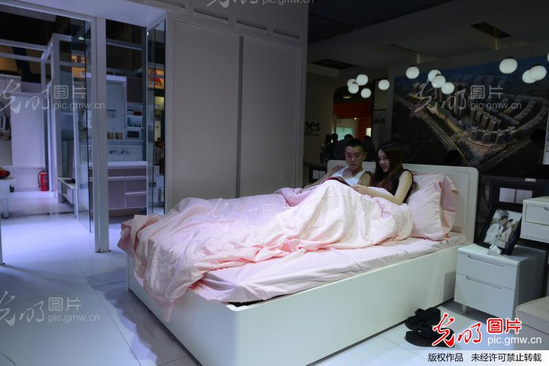 <em>重庆春季房交会</em>开幕 房模演绎暧味家生活_周
