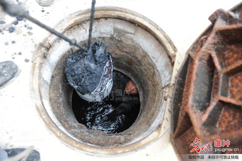 安徽阜阳:走近管道清淤工_戴文学