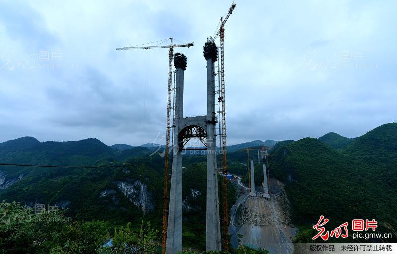 湖北恩黔恩来高速控制性工程展雄姿_宋文