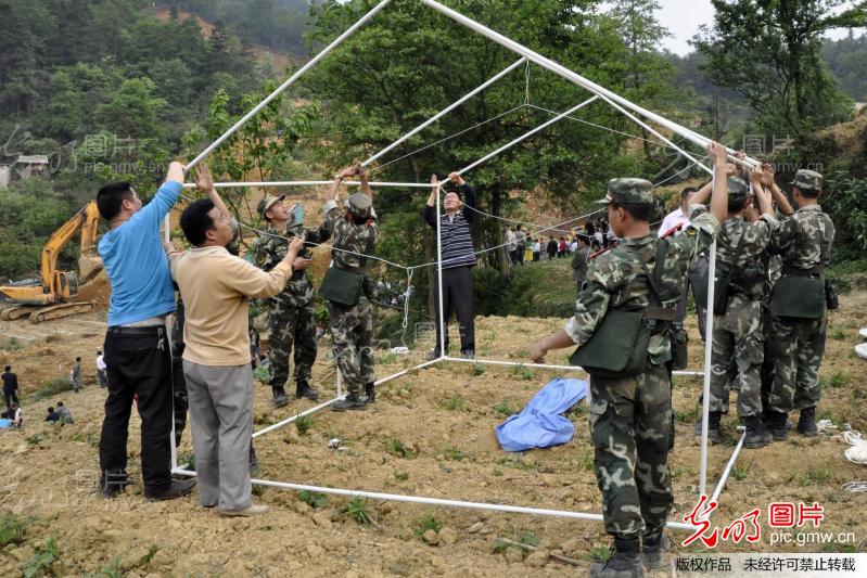 贵州毕节山体滑坡图片