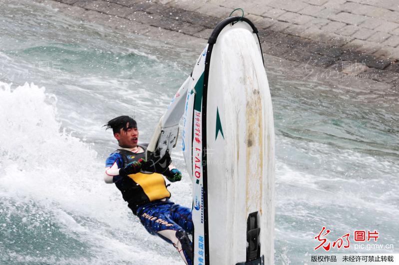 山东青岛:水上飞人表演吸引游人_新闻