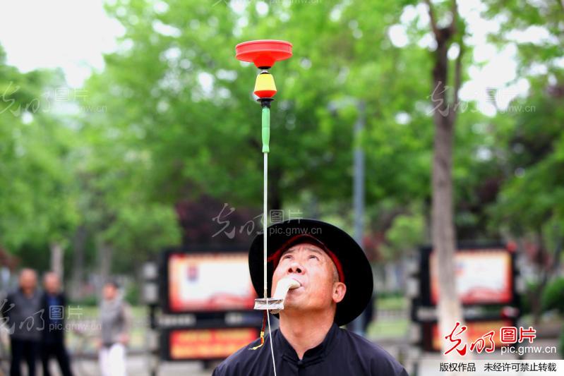 安徽亳州:空竹抖出花样来