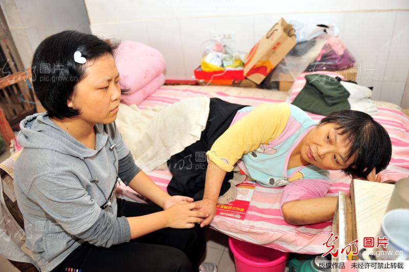 湖北宜昌孝心少年黄露露:带着瘫痪妈妈上学