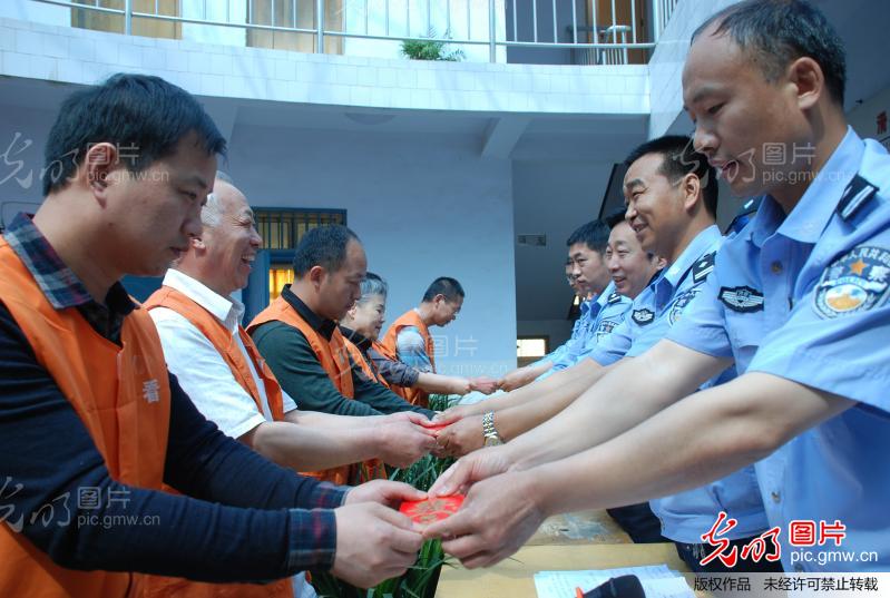 河南滑县看守所为在押人员颁奖发红包_张波