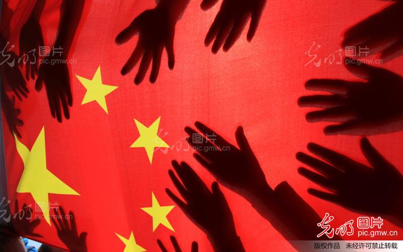 江苏东海:娃娃描绘中国梦_张开虎