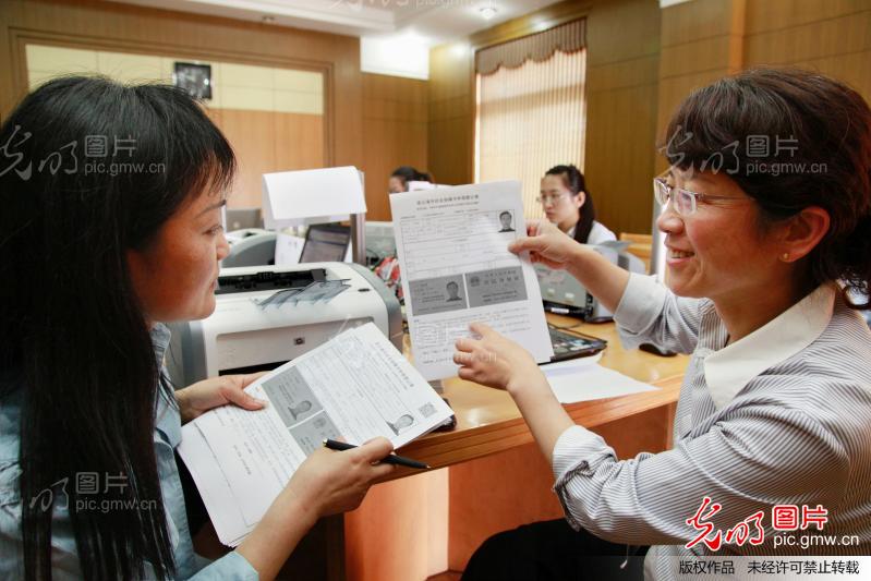 江苏连云港:2013年发放40万张社会保障卡_朱