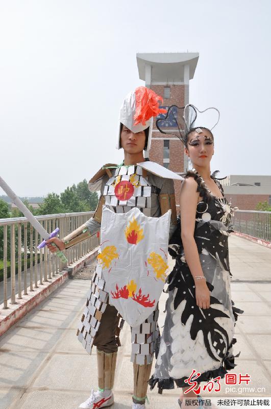 女大学生身着环保服 演绎低碳性感环保风图片