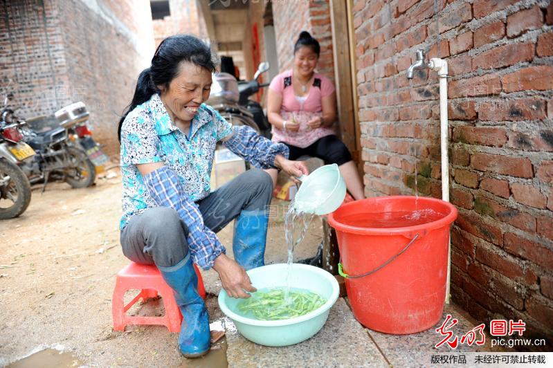 江西宁都农民喝上放心水_曾嵘峰