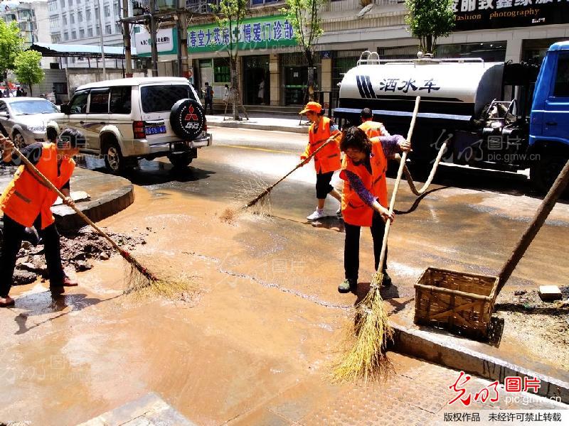 湖北宣恩遭强降暴雨袭击城区街道大面积受污染