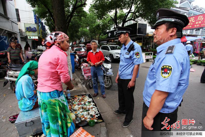 城管队员练就火眼晶晶 犀利目光秒杀违规售卖