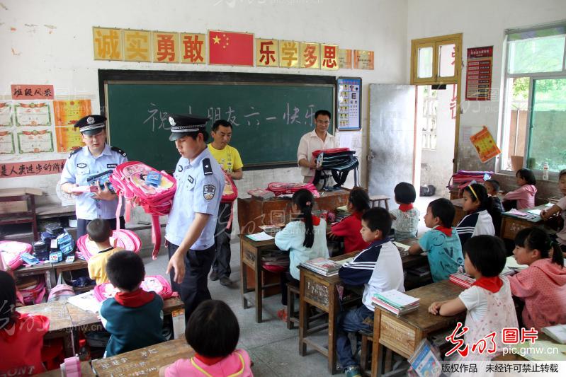 江西婺源:民警关爱山里娃娃_新闻