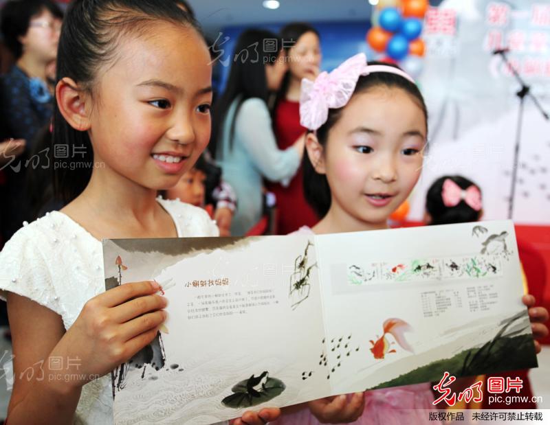 中国首部水墨动画片《小蝌蚪找妈妈》经典画面